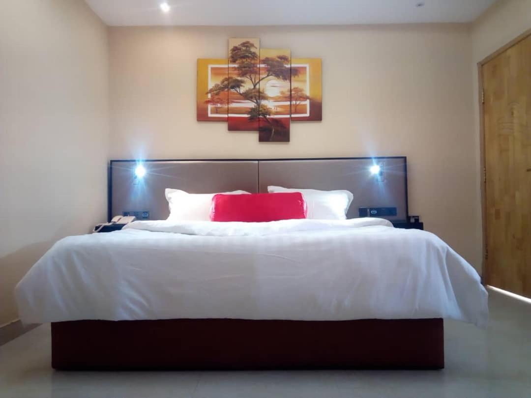 Axion Honors Hotel Owerri Buitenkant foto